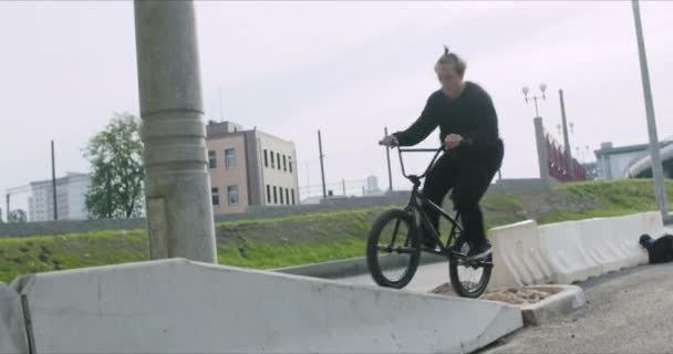 Vélo bmx extrême pédalant et sautant — Video