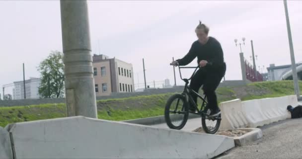 Motociclista extremo bmx pedaleando y saltando — Vídeo de stock