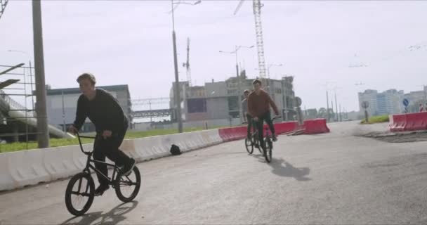 Extreme bmx biker pedaling and jumping — Stock Video