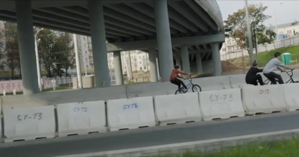 Motociclista extremo bmx pedaleando y saltando — Vídeo de stock