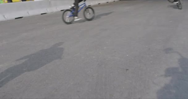 Ekstrem bmx bisikletçi pedal çeviriyor ve zıplıyor — Stok video