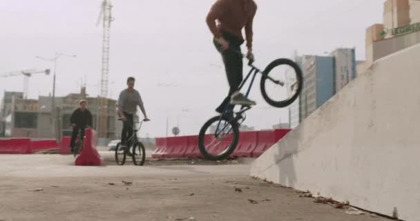 Vélo bmx extrême pédalant et sautant — Video