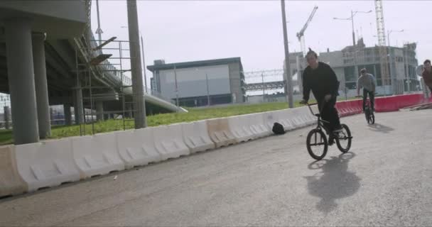 Extrema bmx motociclista pedalar e saltar — Vídeo de Stock
