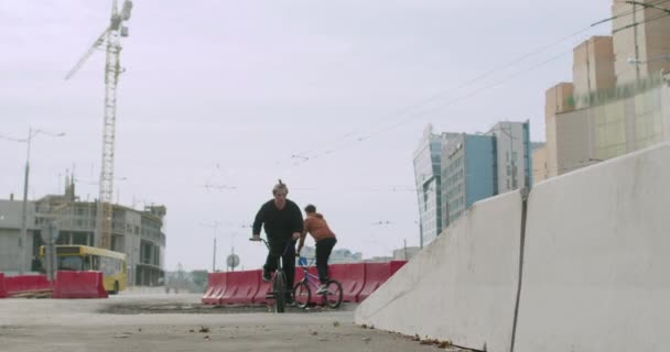 Ekstremalne bmx rowerzysta pedałowanie i skakanie — Wideo stockowe