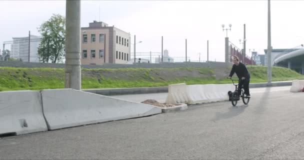 Extrembiker treten und springen in die Pedale — Stockvideo