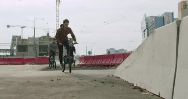 Motociclista extremo bmx pedaleando y saltando — Vídeo de stock