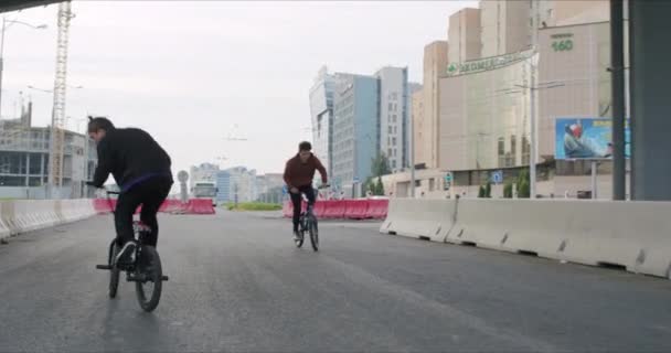 Motociclista extremo bmx pedaleando y saltando — Vídeo de stock