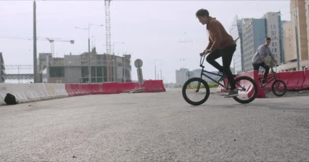 極端なbmxバイカーのペダリングとジャンプ — ストック動画