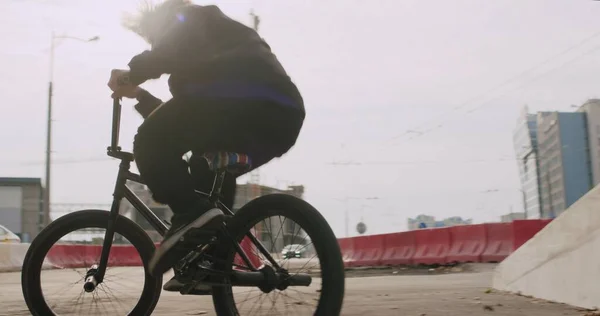 자전거 묘기를 하는 익스트림 bmx 사이클 선수 — 스톡 사진