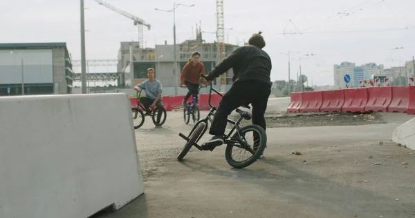 자전거 묘기를 하는 익스트림 Vmx 사이클 선수들 — 스톡 사진