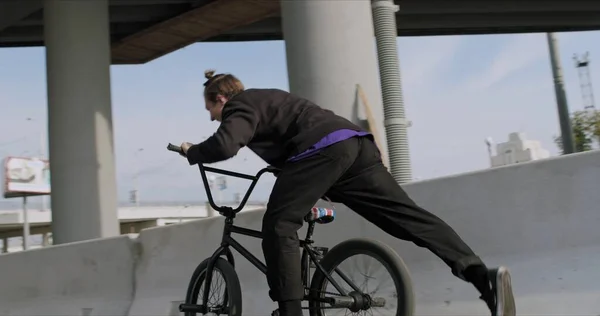 Extreme bmx fietser doet fiets trucs — Stockfoto