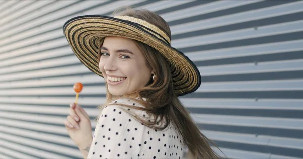 Boldog mosolygós lány kalapban — Stock Fotó