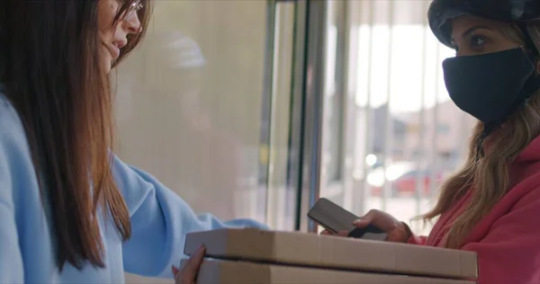 Fast food delivery courier — Stock Photo, Image