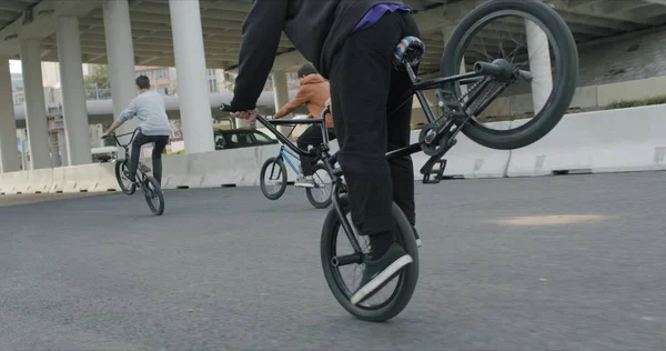 Extremradler machen Fahrradtricks — Stockfoto