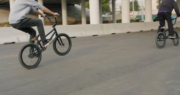 Ciclistas bmx extremos haciendo trucos de bicicleta —  Fotos de Stock