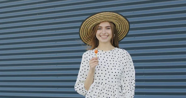 Felice sorridente ragazza con cappello — Foto Stock