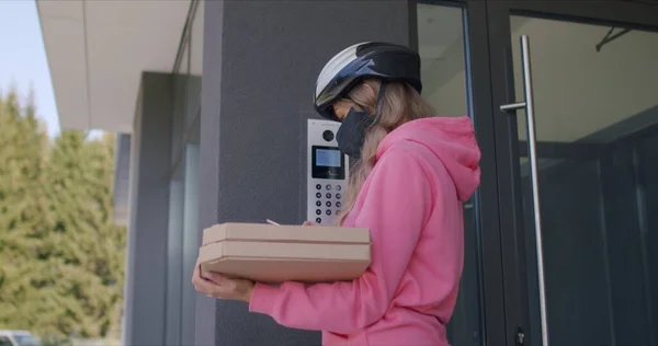 Food delivery courier calls intercom — Stock Photo, Image