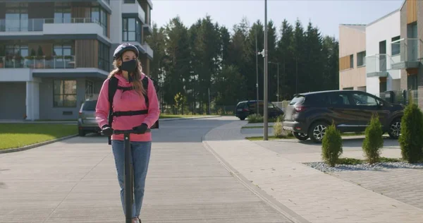 Snabb leverans kurir rider elektrisk skoter — Stockfoto