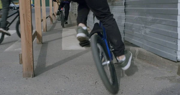 Extreme bmx fietsers doen fiets trucs — Stockfoto