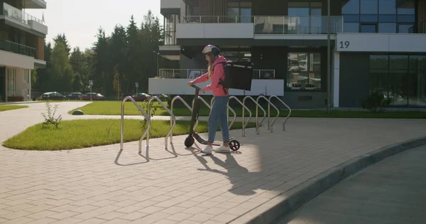 Matleverans kurir rider elektrisk skoter — Stockfoto