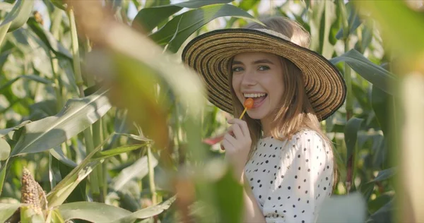 Gelukkig lachend meisje met hoed — Stockfoto