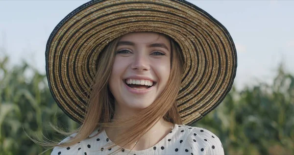 Felice sorridente ragazza con cappello — Foto Stock