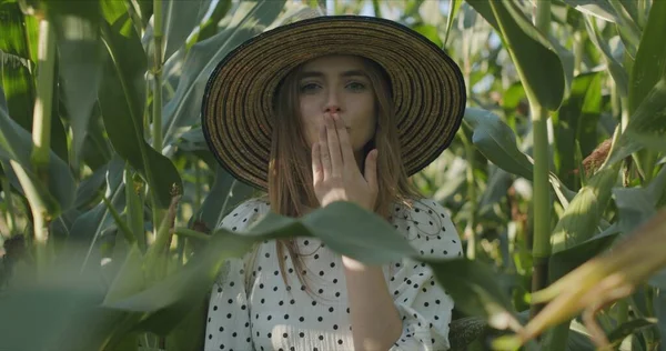 Glad leende flicka med hatt — Stockfoto