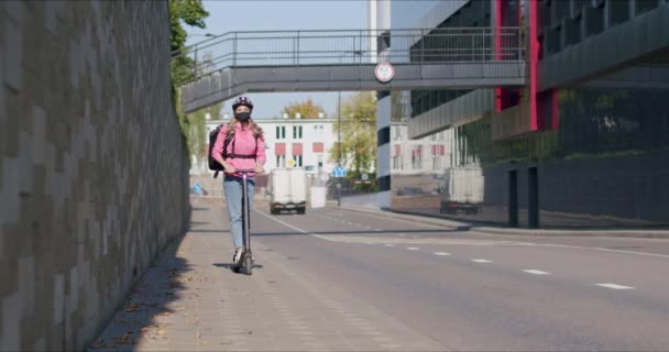 Fast food dostawy kurier jeździ skuter elektryczny — Wideo stockowe