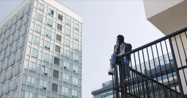 ブラックバラクラバとレザージャケットを着た女性 — ストック動画