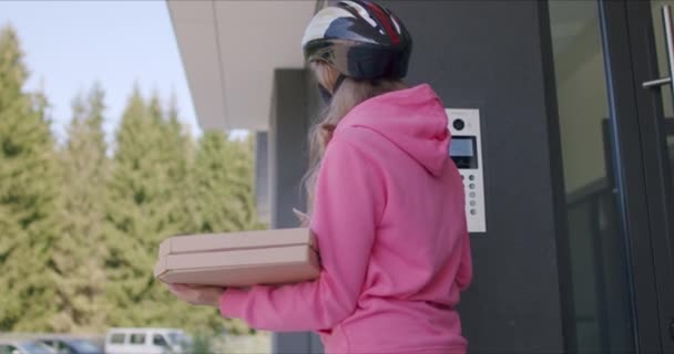 Dostawa żywności kurier jeździ skuter — Wideo stockowe