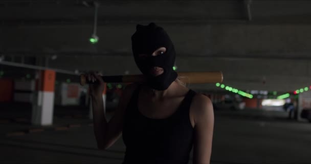 Gadis nakal di balaclava — Stok Video