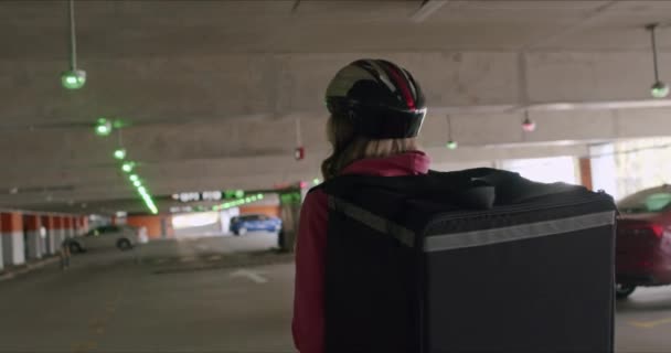 Курьер доставляет еду на скутере — стоковое видео