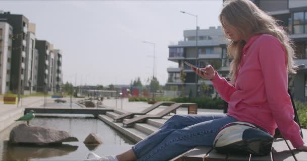 Courier féminin repose après la commande livrée — Video