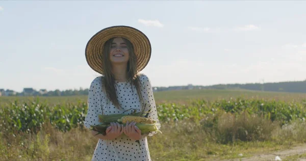 Felice sorridente ragazza con cappello — Foto Stock