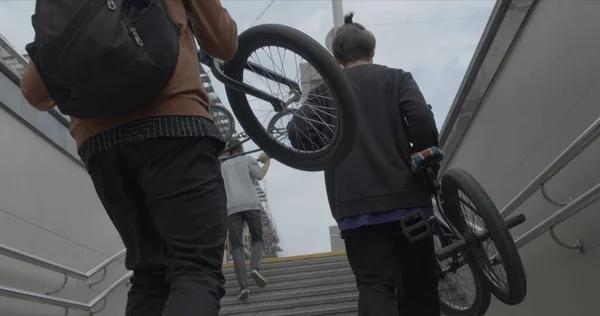 Bmx caras motociclistas subindo as escadas — Fotografia de Stock