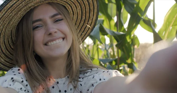 Glücklich lächelndes Mädchen mit Hut — Stockfoto