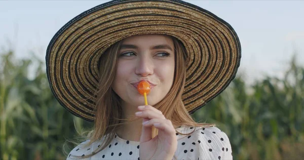 Menina sorridente feliz com chapéu — Fotografia de Stock