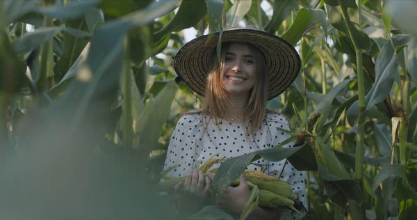 Glad leende flicka med hatt — Stockfoto