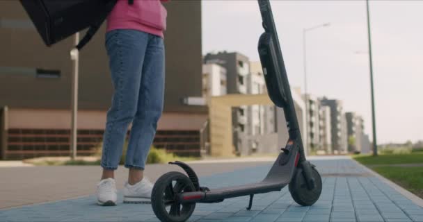 Livraison de nourriture courier promenades scooter — Video