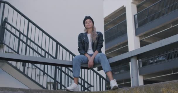 ブラックレザージャケットを着た美しいスタイリッシュな女性 — ストック動画