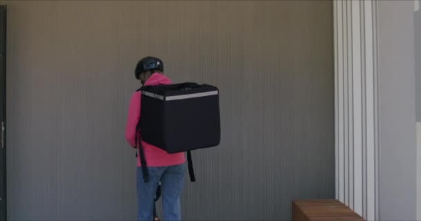 Entrega de comida rápida courier monta scooter — Vídeo de stock