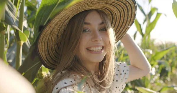 Menina sorridente feliz com chapéu — Fotografia de Stock