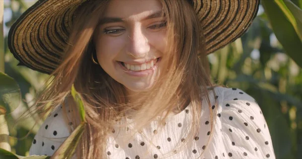 Felice sorridente ragazza con cappello — Foto Stock