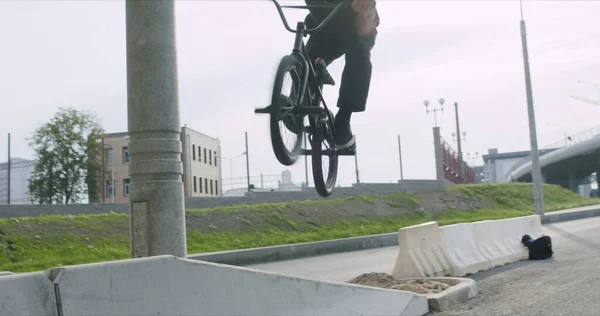 자전거 묘기를 하는 익스트림 bmx 사이클 선수 — 스톡 사진