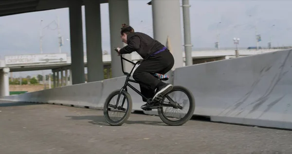 자전거 묘기를 하는 익스트림 bmx 사이클 선수 — 스톡 사진