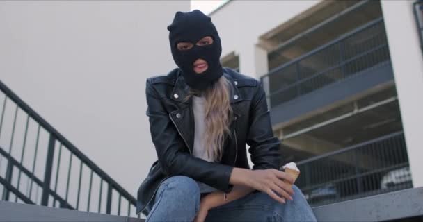 Mujer con pasamontañas negro y chaqueta de cuero — Vídeo de stock
