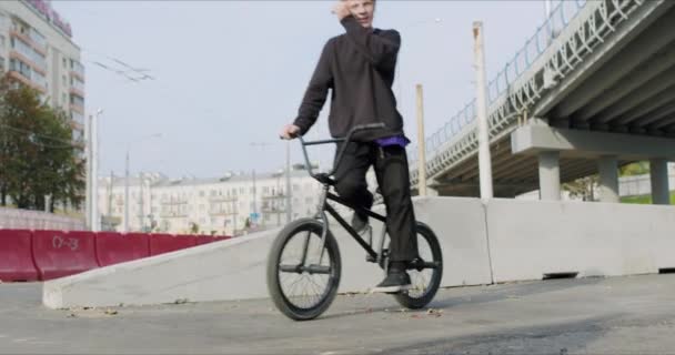 Vélo bmx extrême pédalant et sautant — Video