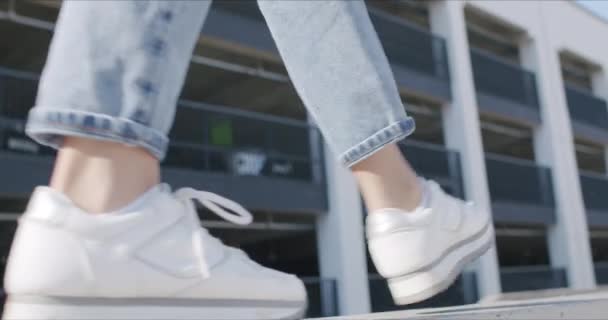 Metalik korkuluklara çıkan beyaz spor ayakkabılar. — Stok video