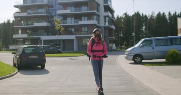 Курьер по доставке быстрого питания ездит на электрическом скутере — стоковое видео