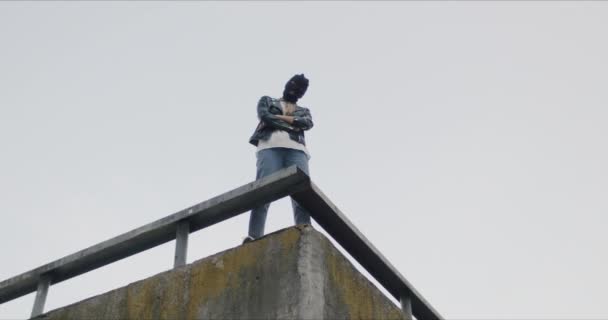 검은 발라 용암과 가죽 자켓을 입고 있는 여자 — 비디오